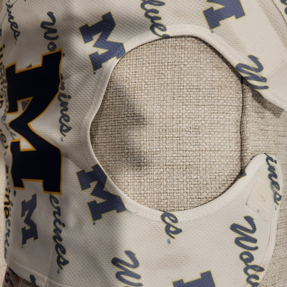 Michigan Wolverines Bib - Picture 3 of 4